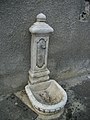 Fontaine à l'entrée de l'église