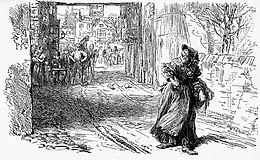 Rue étroite, au premier plan, une femme âgée, l'air hagard, poings serrés, prend la fuite, se retournant vers la foule, sur la place, qui regarde la scène