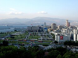 Konak Square is a busy square at the southern end of Atatürk Avenue in the Konak district of ازمیر, ترکی.