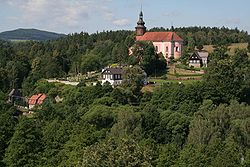 Srbská Kamenice dengan gereja St Wenceslas