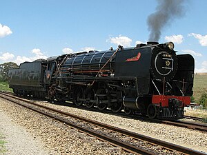 Na-oorlogse NBL-geboude no. 3046 met 'n tipe EW-tender te Magaliesburg, Gauteng, 30 Oktober 2010