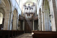 Entrée avec vue sur l'orgue.