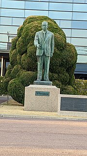 Thumbnail for File:Kounosuke Matsushita Bronze.jpg