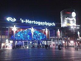 Zicht op een deel van de centrumkant van het station van 's-Hertogenbosch in de avond