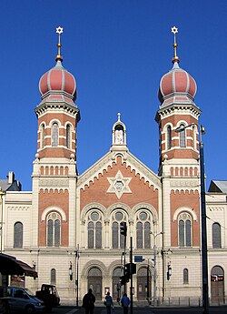 Čelní pohled na Velkou synagogu v Plzni