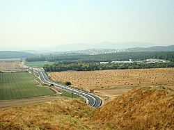 מראה מתל מגידו דרומה לעבר בית הסוהר מגידו