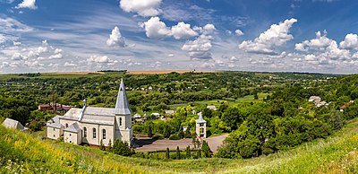 'n Panorama van die Heilige Drie-eenheidskerk in Zinkif, Chmelnitski-oblast, Oekraïne.