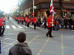 Carnaval de Puertollano : la présence de l'enfant au premier plan n'était probablement pas voulue et pourrait sembler indésirable, en fait elle donne de la profondeur à la scène. En revanche il aurait fallu éliminer le papier froissé jeté au sol et qui attire inutilement le regard.