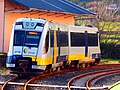 Un automotor de la Serie 2700 de FEVE saliendo de la estación de ferrocarril de Vivero.