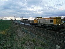 Le train nettoyeur de voie au travail, sur la ligne N du Transilien.