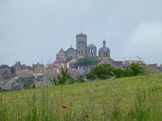 Vue sur Vézelay et sa colline.