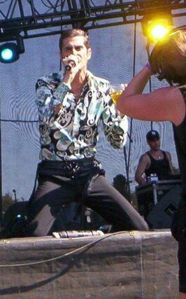 Perry Farrell op lollapalooza 2004 tijdens een concert van Jane's Addiction