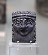 Plaque en lapis-lazuli avec un visage féminin. V. 2500 av. J.-C., Ur. British Museum.