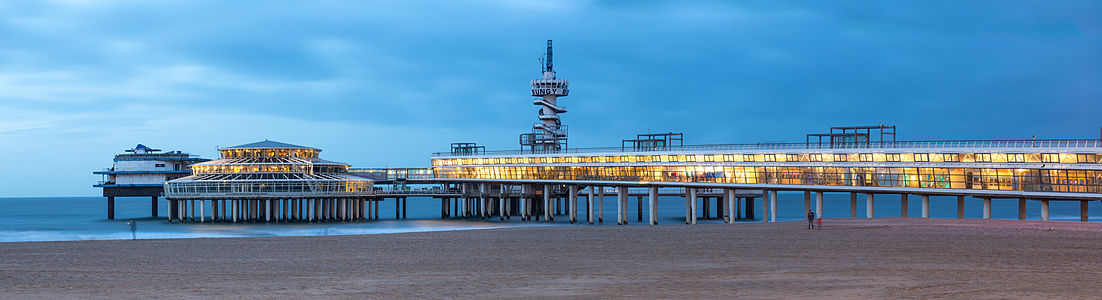 Panorama van de Scheveningse pier tijdens het 'blauwe uur'