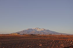 عکس از زمین زراعی خاک ورزی شده در ورودی روستای تاج خاتون در استان قم