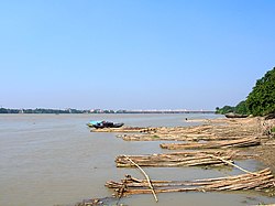 বরানগরে হুগলি নদী; দূরে দৃশ্যমান বিবেকানন্দ সেতু