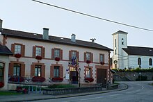 La place de la mairie, l'église et le cimetière.