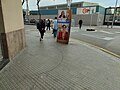 Carteles electorales enfrente de un colegio electoral el día de las elecciones.