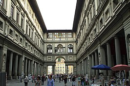 De Piazzale degli Uffizi, een smal plein tussen de twee vleugels van de Uffizi