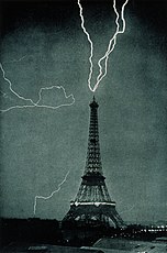 ברק פוגע במגדל אייפל בשנת 1902