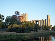 Silos tal-kumpanija Farine Five Roses fil-Port il-Qadim.