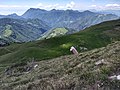 Monte Tombea, la malga di alpeggio e a sinistra sullo sfondo Cima Rest, Monte Camiolo, monte Pizzocolo mentre a destra Monte Denai con Magasa, Monte Stino con Moerna e Bollone