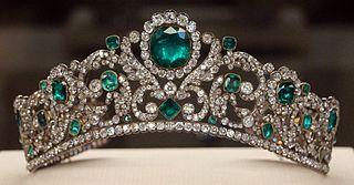 <span class="mw-page-title-main">Tiara</span> Jeweled head ornament