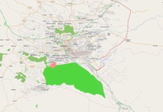 Mapa konturowa Nairobi, blisko centrum na prawo znajduje się punkt z opisem „NBO”