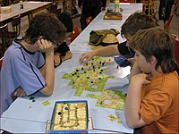 Ragazzi che giocano a Carcassonne