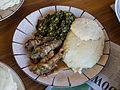 A meal saka Sadza (tengen), sayuran ijo, lan wedhus jeroan . Usus cilik wedhus dibungkus cilik saka usus gedhe sadurunge masak.