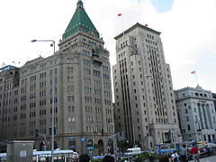 Da sinistra a destra: il Peace Hotel, Bank of China building, e l'ex edificio Yokohama Specie Bank building.