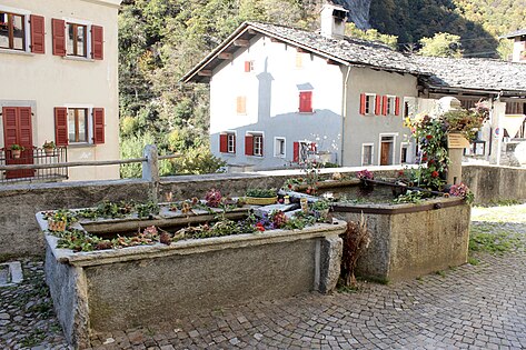 Geschmückter Brunnen in Bondo beim «Festival delle castagne»