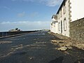 La tempête du 5 février 2014 à Saint-Guénolé : galets envoyés par les vagues par-dessus le parapet rue des Embruns