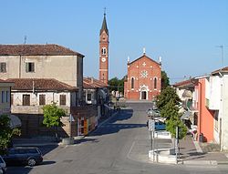 Via Chiesa e sullo sfondo la Chiesa parrocchiale di Sant'Andrea.