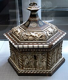 Certosina patterns around the larger carved bone panels in a casket by the Embriachi workshop Deckelkasten KGM 43-12.jpg