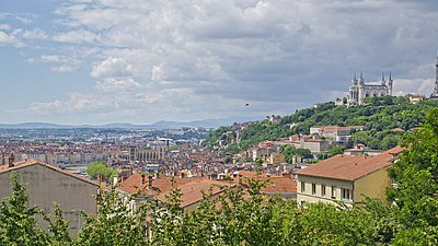 La colline de Fourvière prise depuis la colline de La Croix-Rousse, avec le Vieux Lyon et la Saône au centre-gauche ; et les monts du Pilat en arrière-plan.