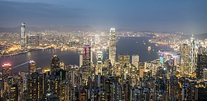 Vue nocturne de l'île de Hong Kong depuis Victoria Peak. En arrière-plan, le port Victoria et Kowloon.