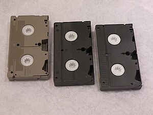 MII、VHS、および S-VHS カセットの裏面の比較