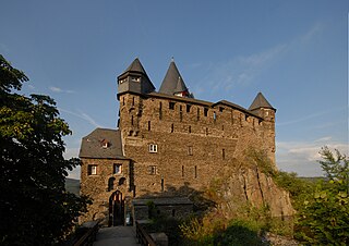 <span class="mw-page-title-main">Shield wall (castle)</span> Curtain wall which defends the only practical line of approach to a hill castle