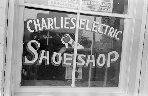 Výloha obchodu Charlie's Electric Shoe Shop, 1938