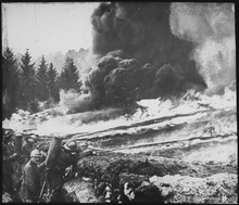 Soldadu frantziarrak gas eta su eraso bat egiten Flandersen, lubaki alemaniarren aurka.