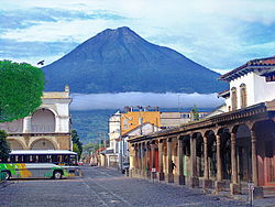 Vulkán Agua (v popředí město Antigua Guatemala)