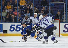 Ľubomír Višňovský effectue un tir contre les Blues de Saint-Louis.