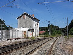 La gare de Mesnay - Arbois et sa sous-station électrique.