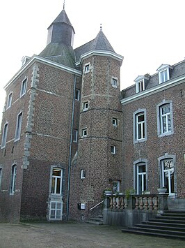 Kasteel Nijswiller met links de woontoren en in het midden de traptoren. Rechts de toegang tot het hoofdgebouw