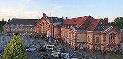 Empfangsgebäude mit Bahnhofsvorplatz