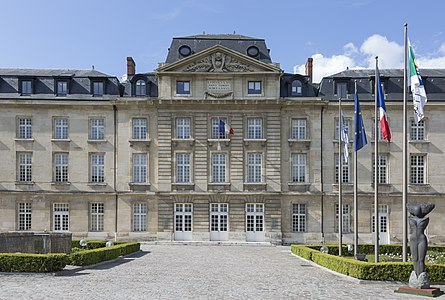 Façade principale de la caserne Jeanne-d’Arc de Rouen, ancien siège du conseil régional de Haute-Normandie et antenne du conseil régional de Normandie.