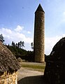 Nordirland – Ulster History Park: Nachbau eines Rundturms im Klosterkomplex