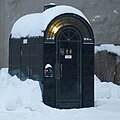 Vinterstängd stadstoalett på Riddarholmen.