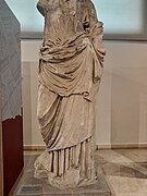 Young goddess statue, 4th cent. BC, AM Piraeus 05.jpg